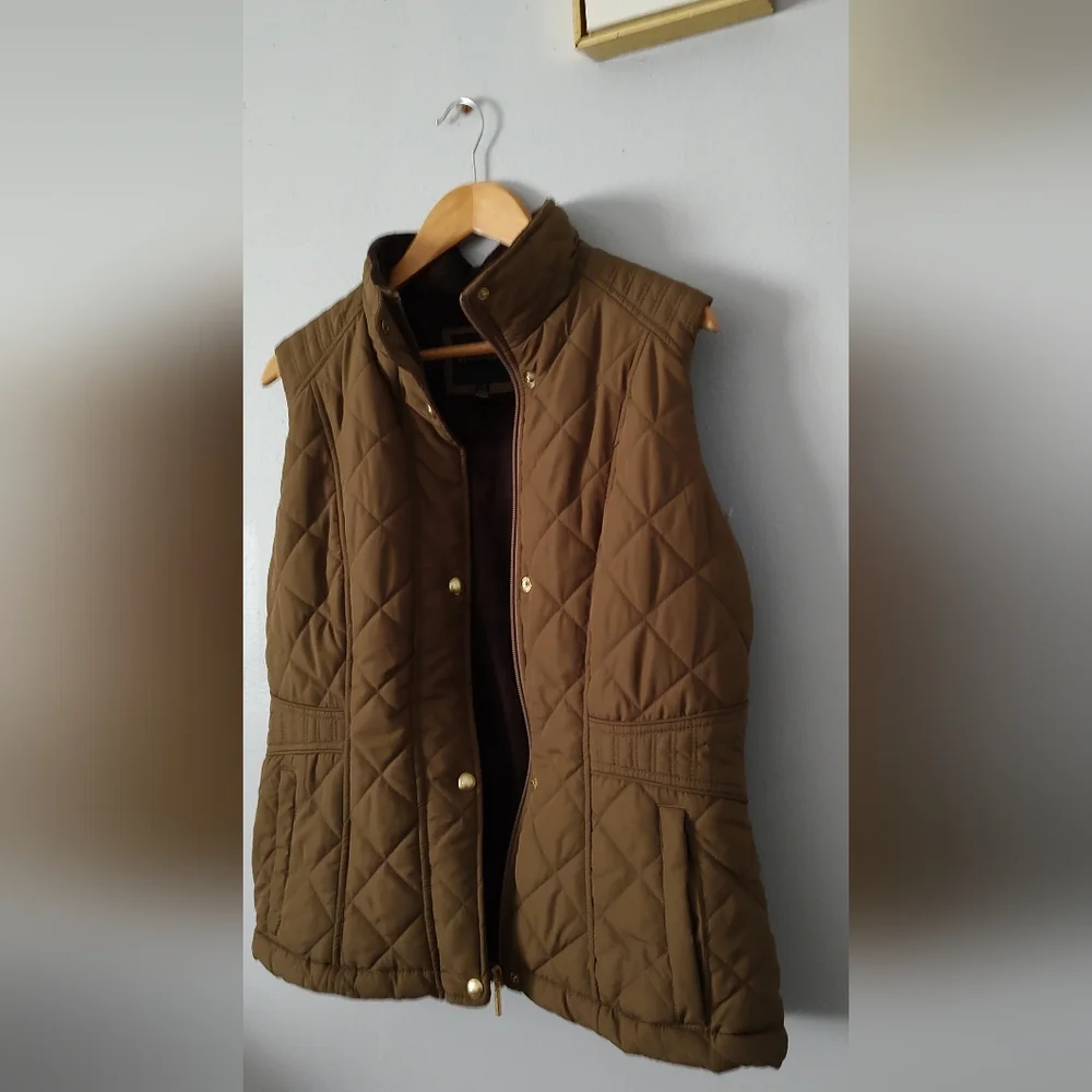 Weatherproof Vest  Color Green Olive Zipper Front Pockets Size Large Good Cond.
